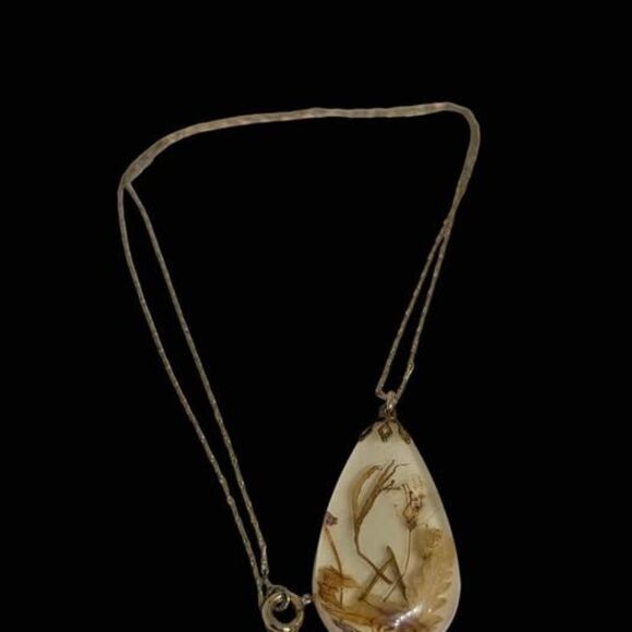 Vintage Floral Resin Teardrop Pendant Necklace 17.75" Gold Tone - Picture 5 of 5